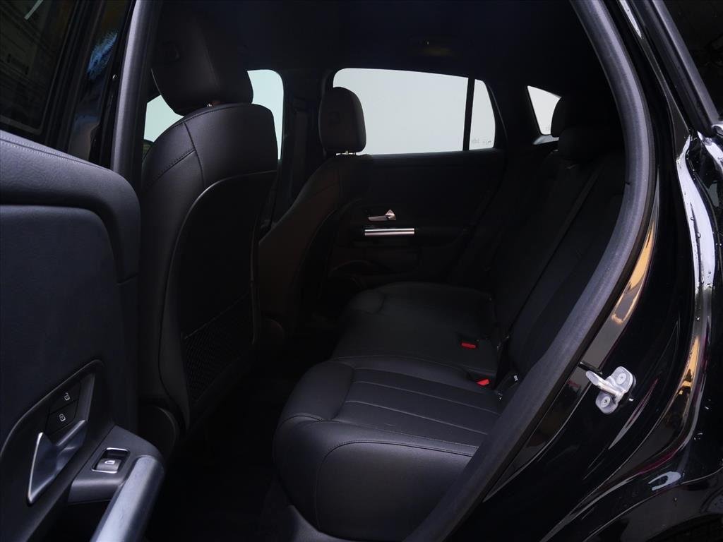 Used 2025 Night Black Mercedes-Benz GLA 250 image 33