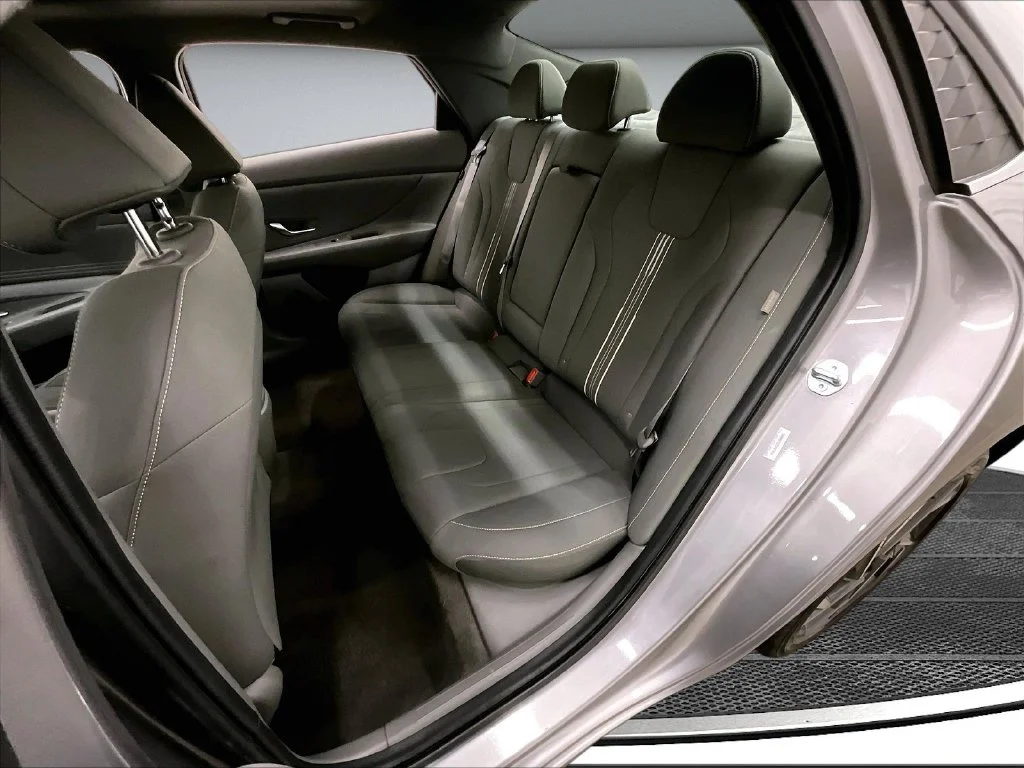 Used 2025 Silver Hyundai SEL Convenience image 22
