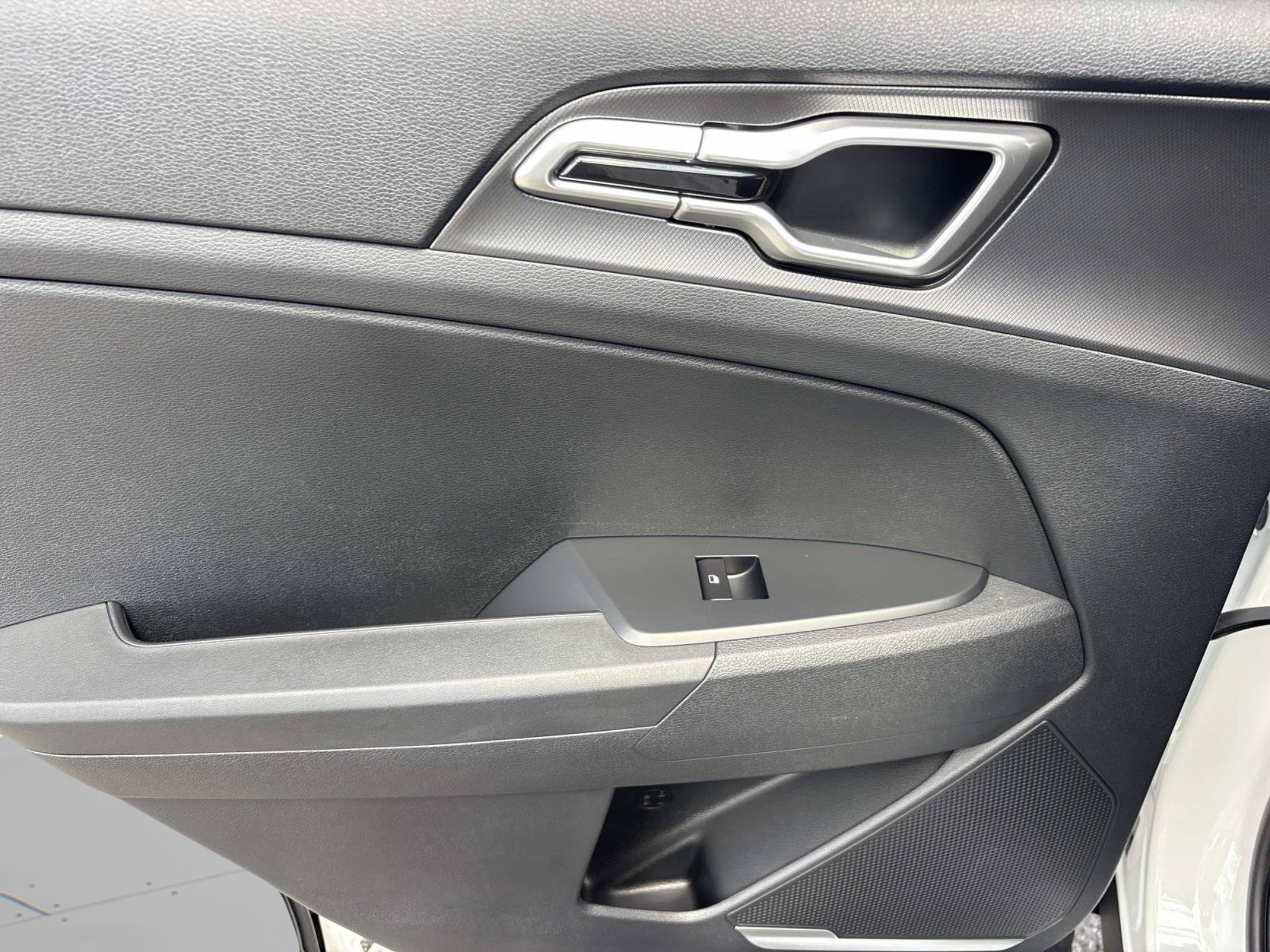 New 2027 Snow White Pearl Kia LX image 15