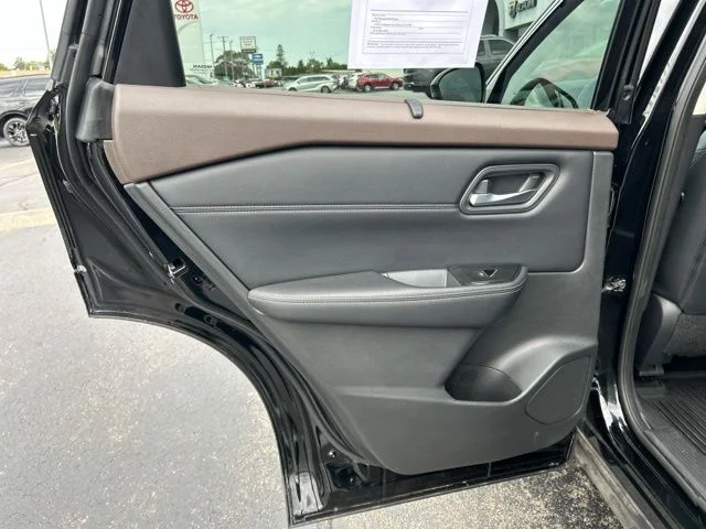 Used 2022 Black Nissan SL image 19