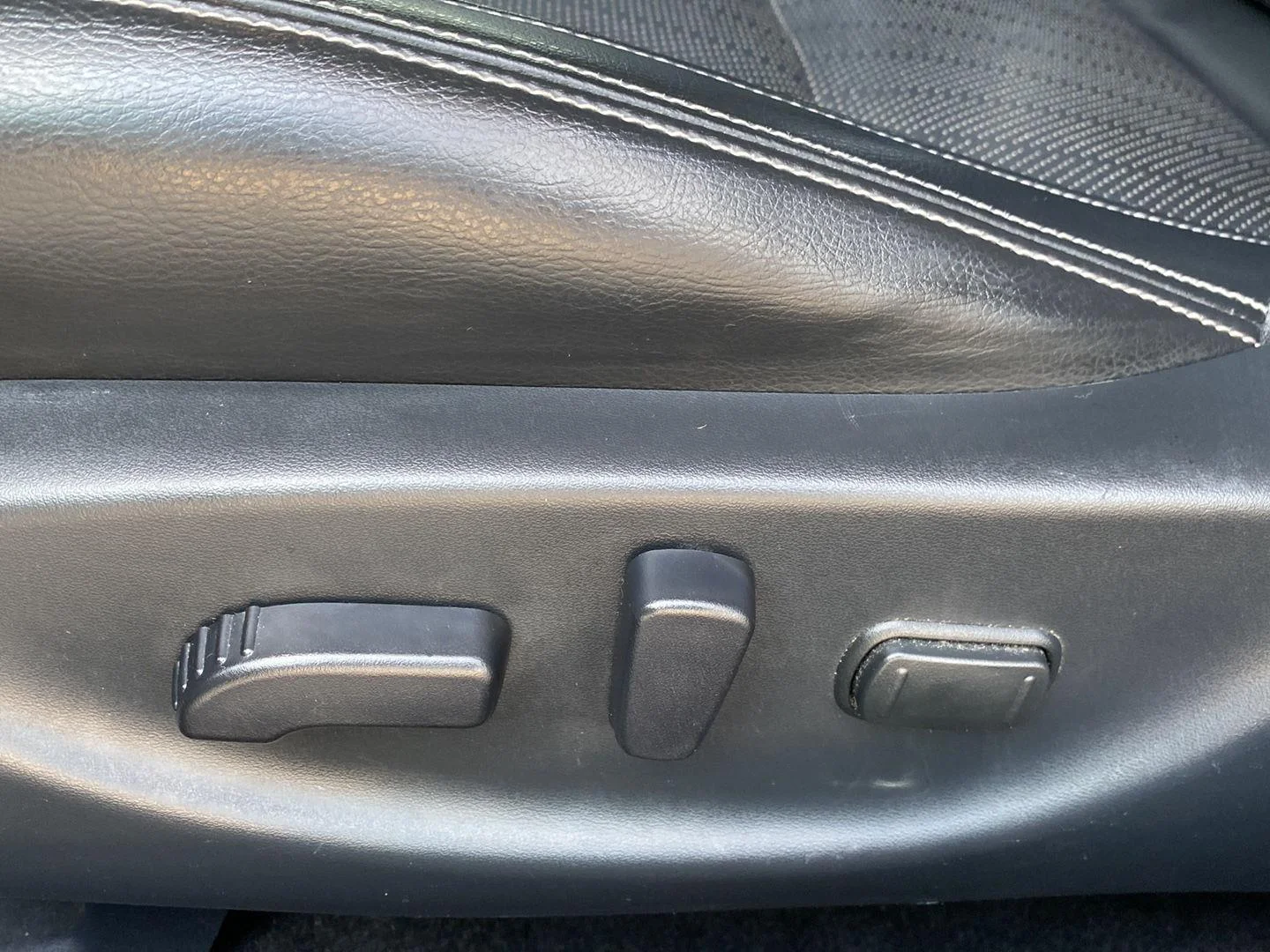 Used 2017 Gun Metallic Nissan SL image 24