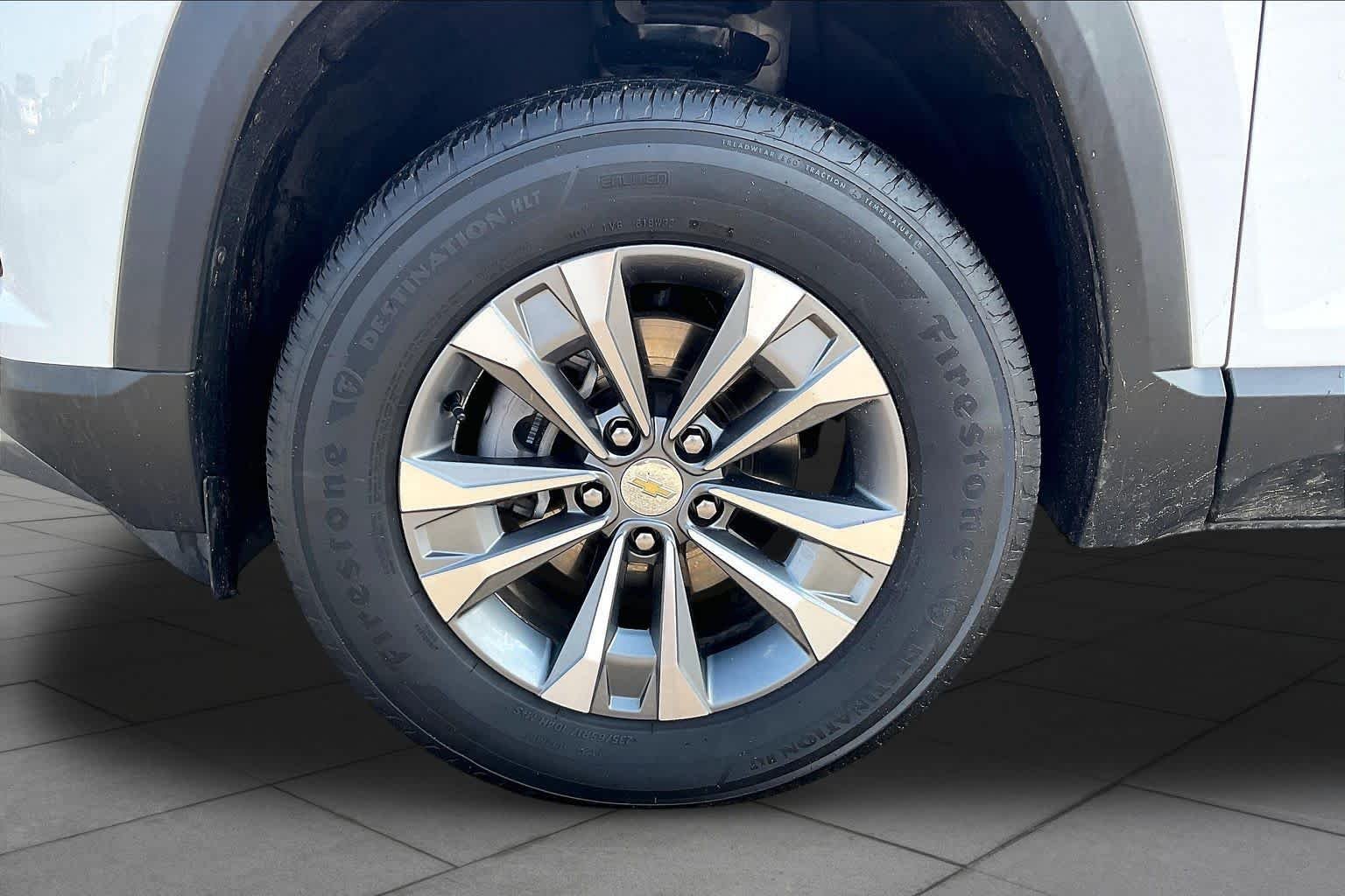 Used 2025 Summit White Chevrolet FWD LT image 10