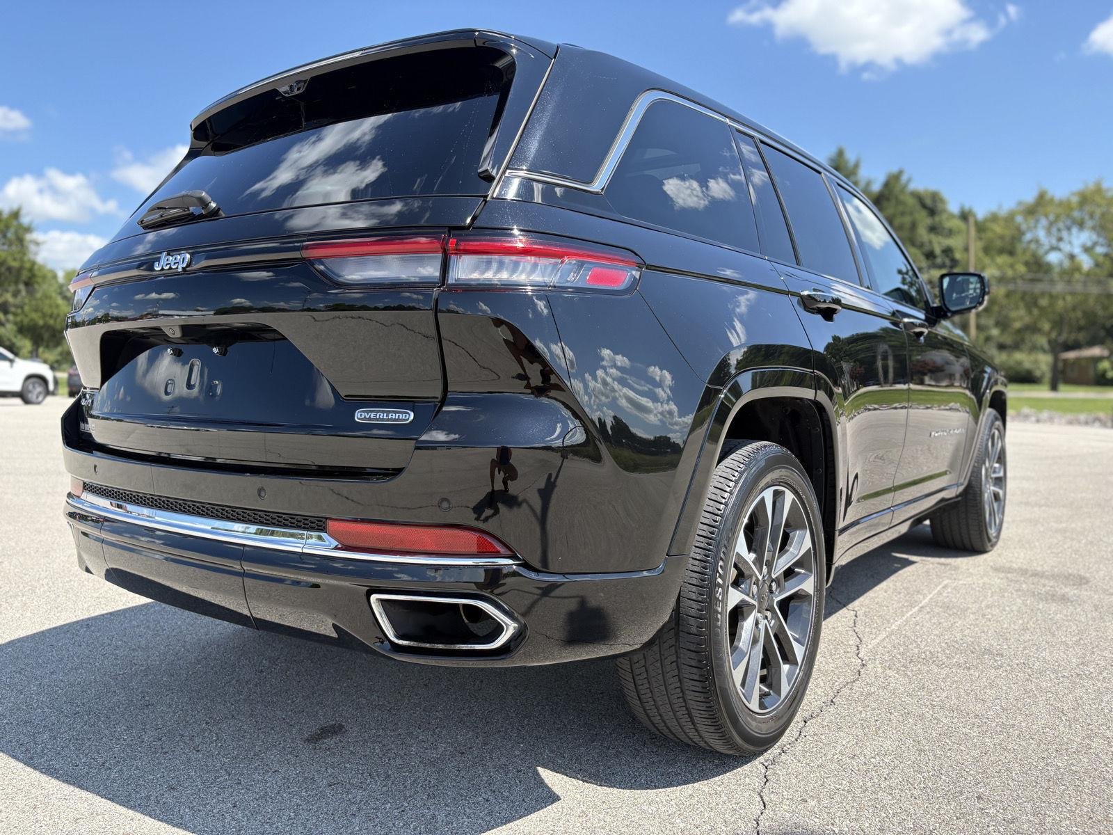 Used 2022 Diamond Black Crystal Pearlcoat Jeep Overland image 22