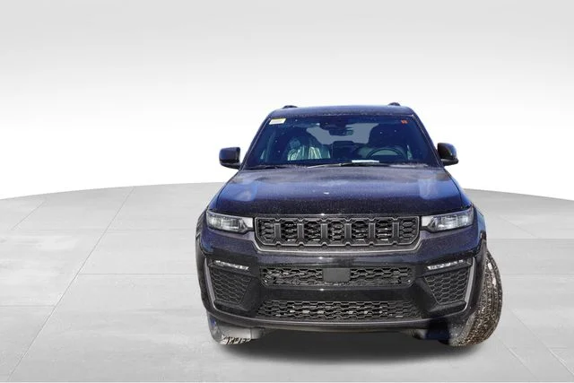 New 2026 Diamond Black Crystal Pearl-Coat Exterior Paint Jeep Limited image 8