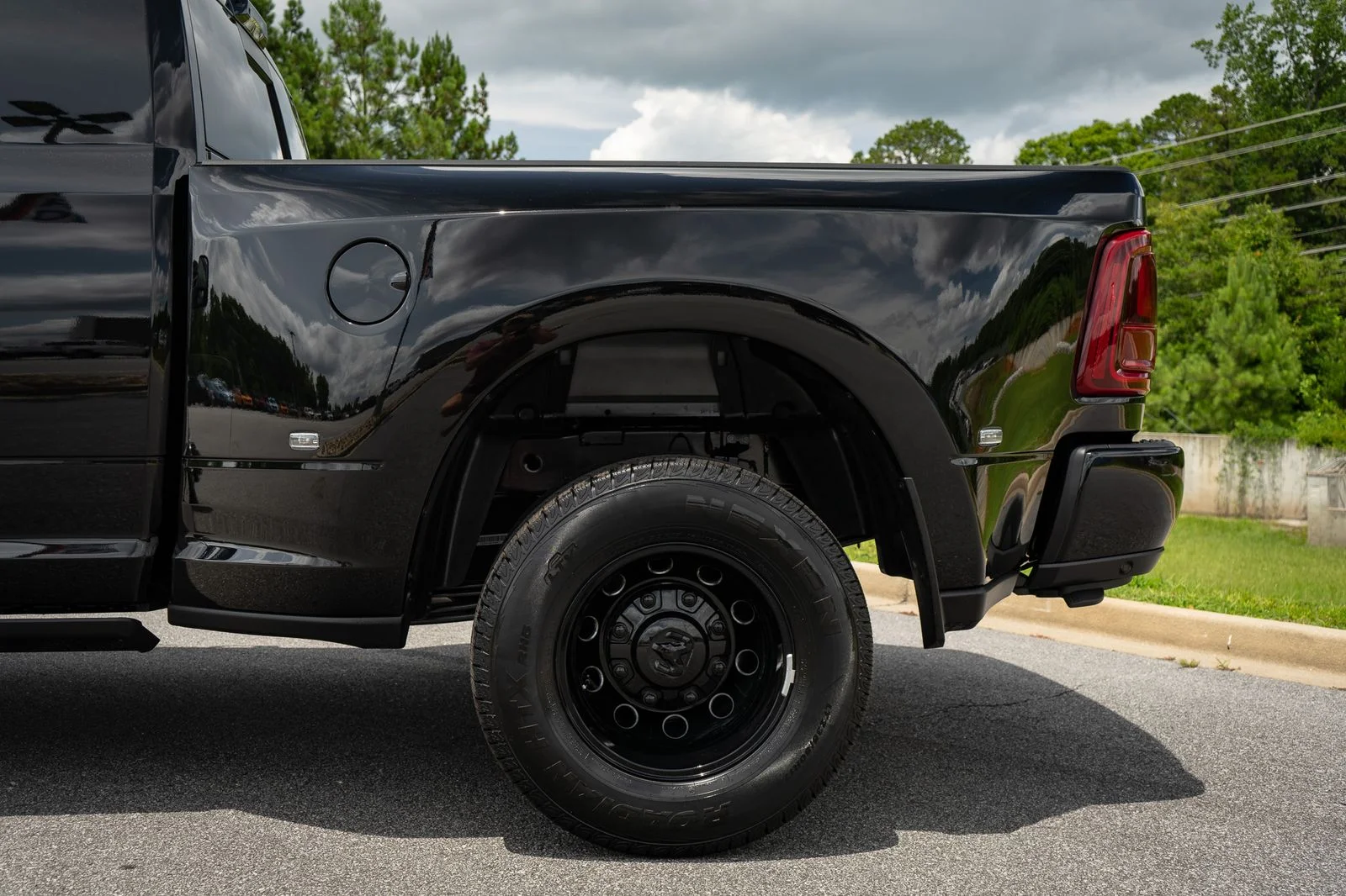 New 2026 Diamond Black Crystal Pearl-Coat Exterior Paint RAM Laramie image 14
