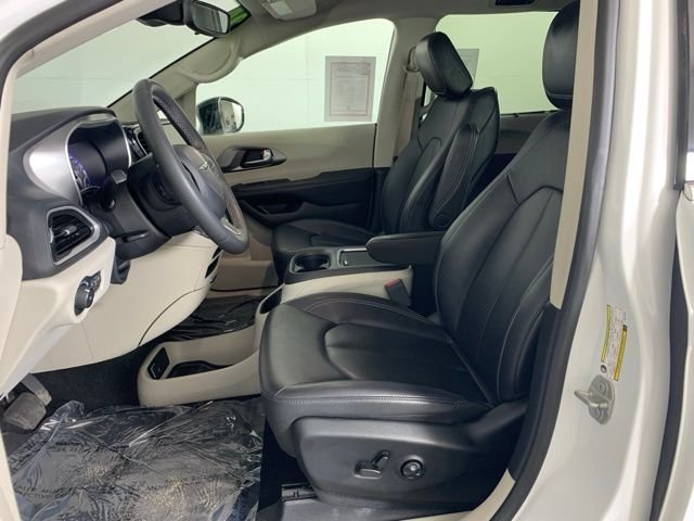 Used 2024 White Chrysler Touring L image 19