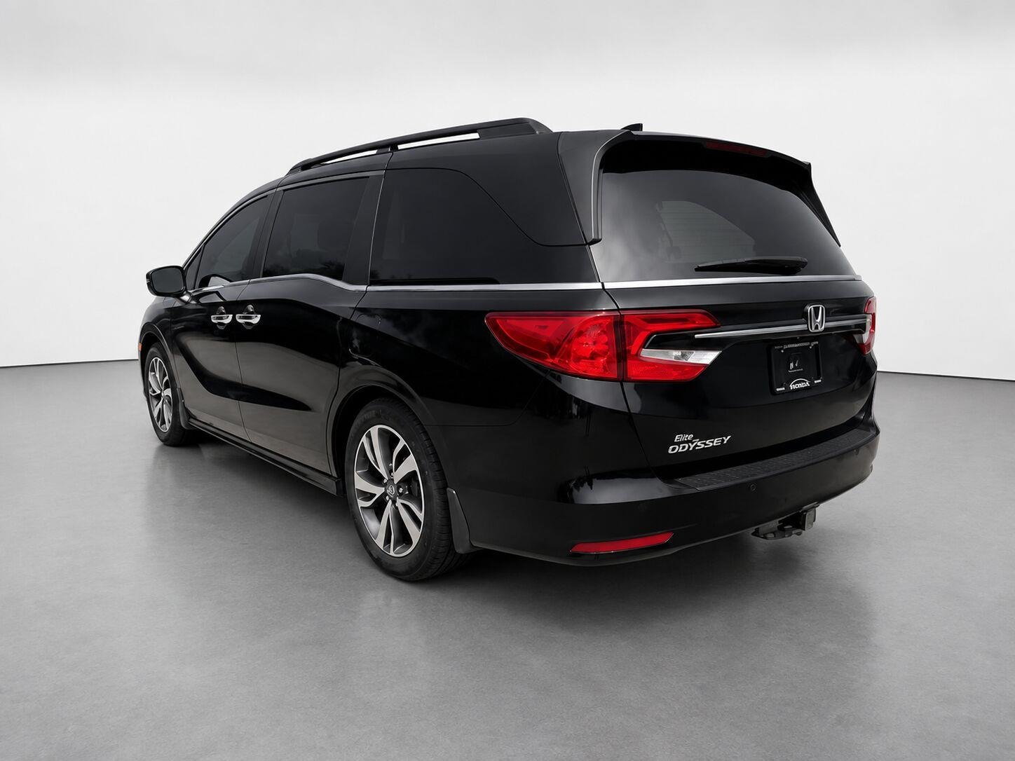 Used 2023 Crystal Black Pearl Honda Touring image 3