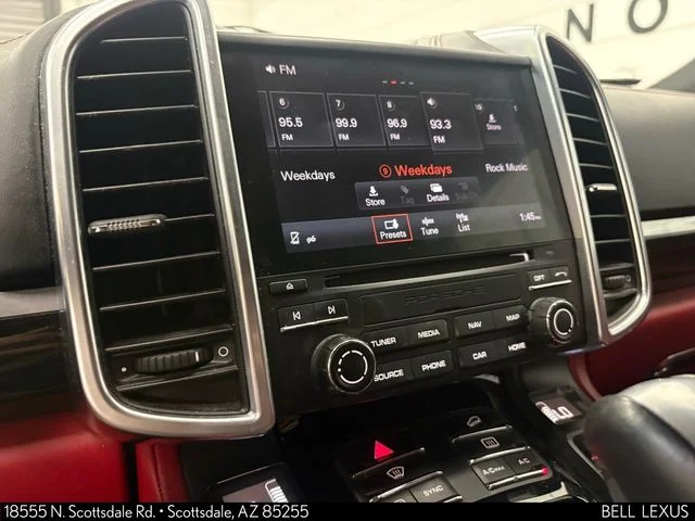 Used 2018  Porsche Base image 25