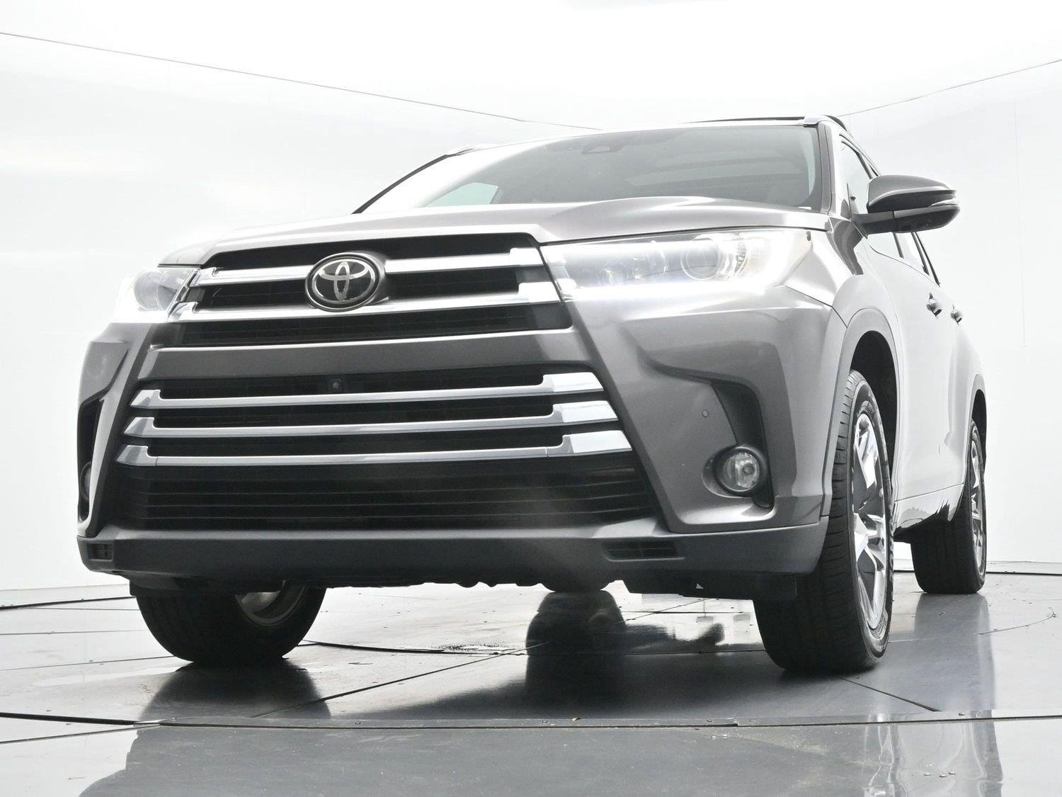 Used 2017 Predawn Gray Mica Toyota Limited image 45