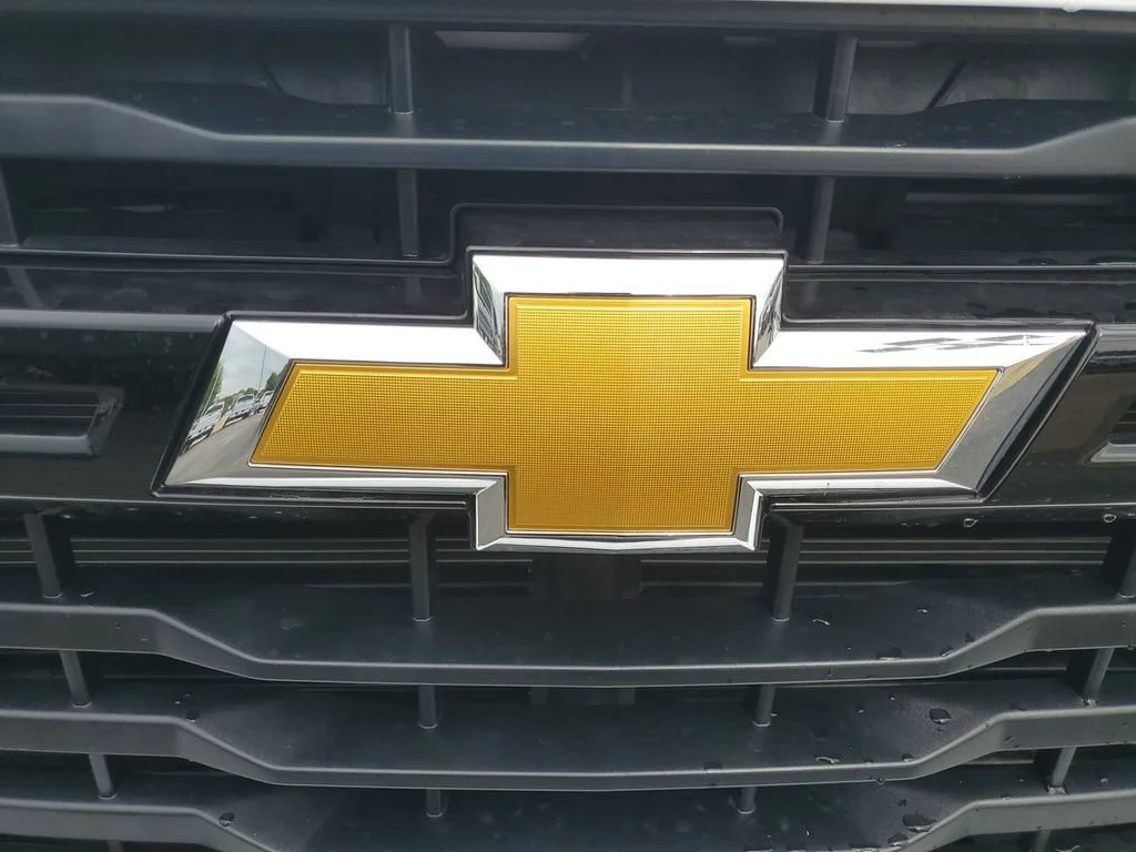 New 2026 Summit White Chevrolet WT image 35