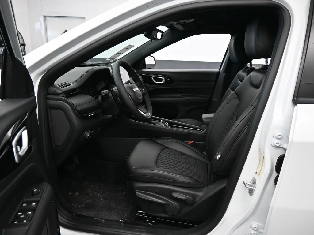 New 2026 Bright White Clear-Coat Exterior Paint Jeep Latitude image 11