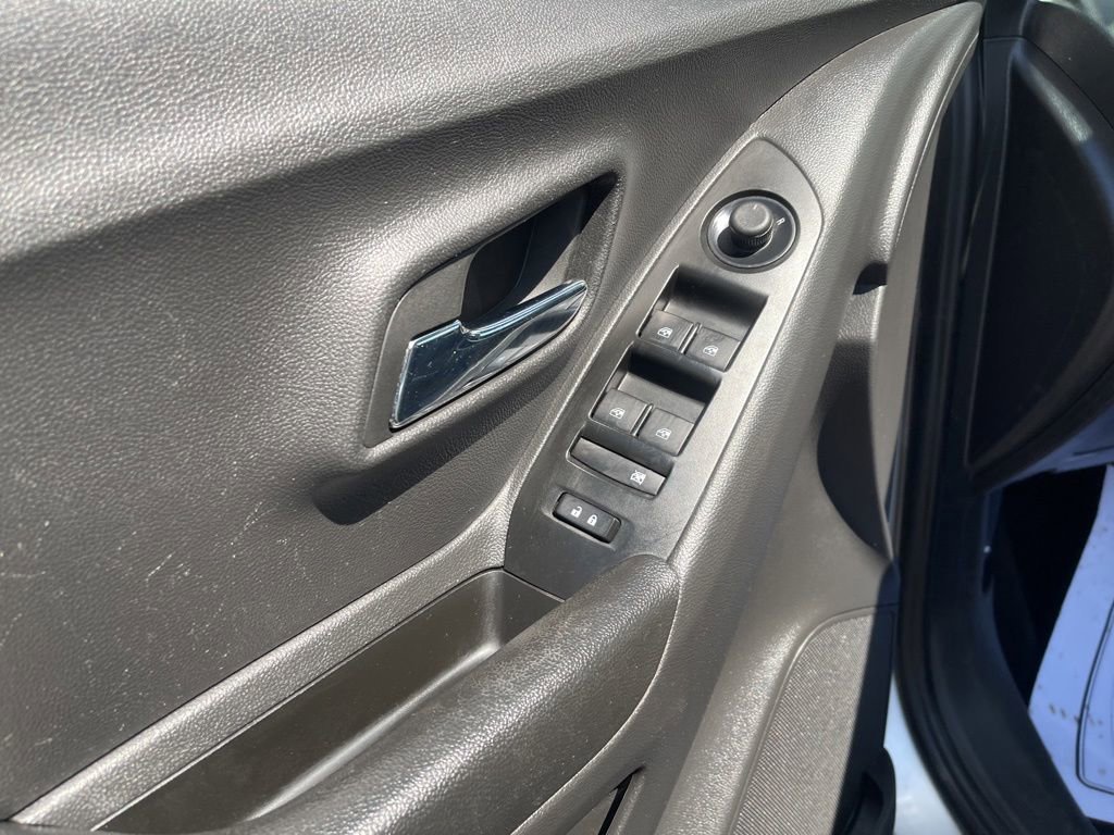 Used 2022 Silver Ice Metallic Chevrolet LT image 10