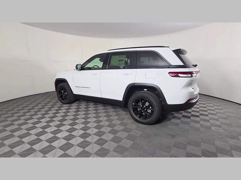 New 2026 Bright White Clear-Coat Exterior Paint Jeep Laredo Altitude image 30