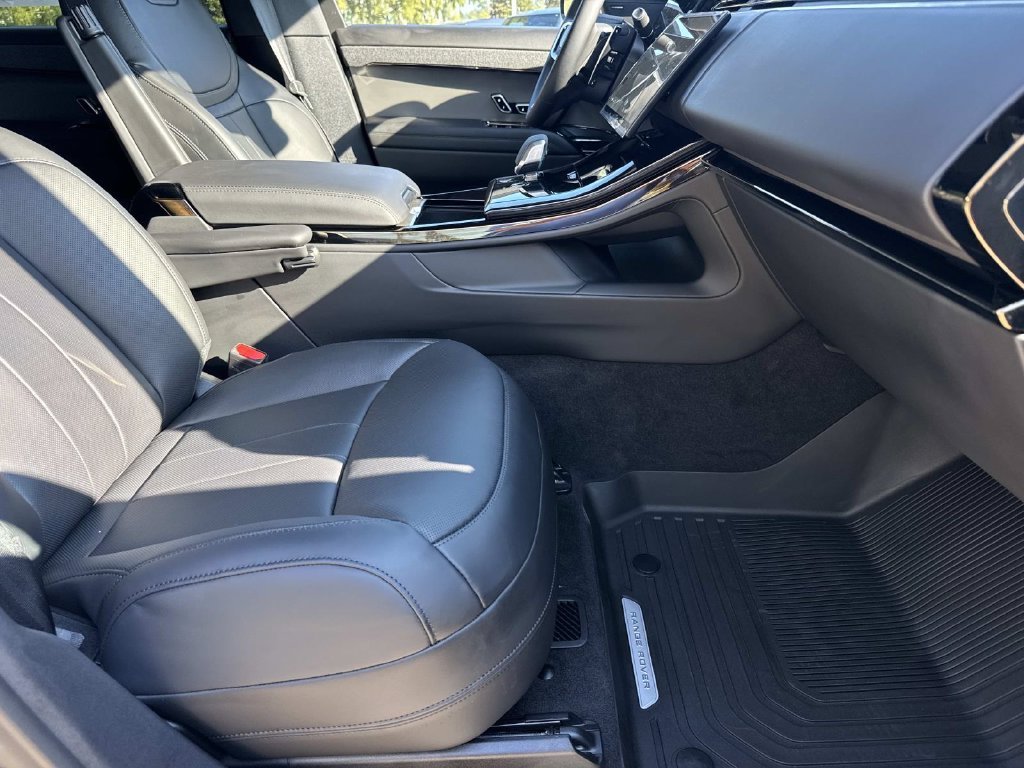 New 2027 Carpathian Grey Land Rover SE image 7