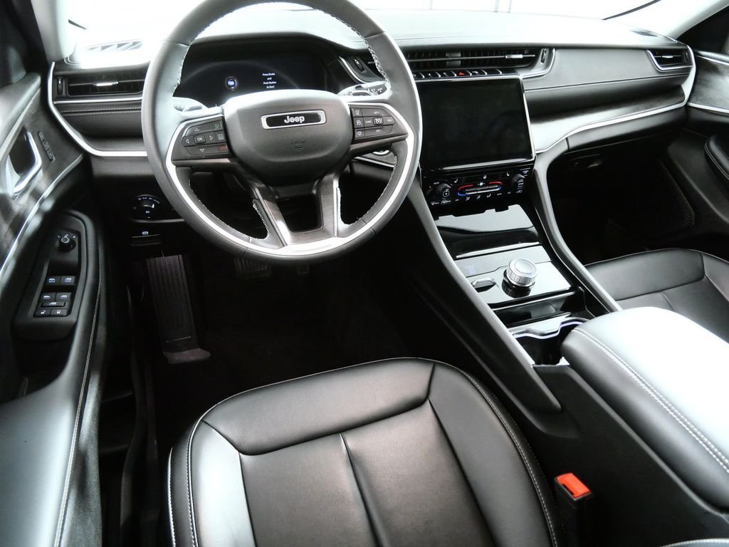 Used 2023 Silver Jeep Limited image 4