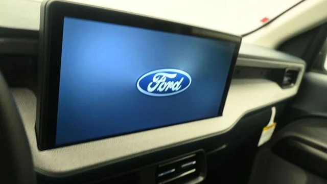New 2026 Ruby Red Metallic Tinted Clearcoat Ford XLT image 16