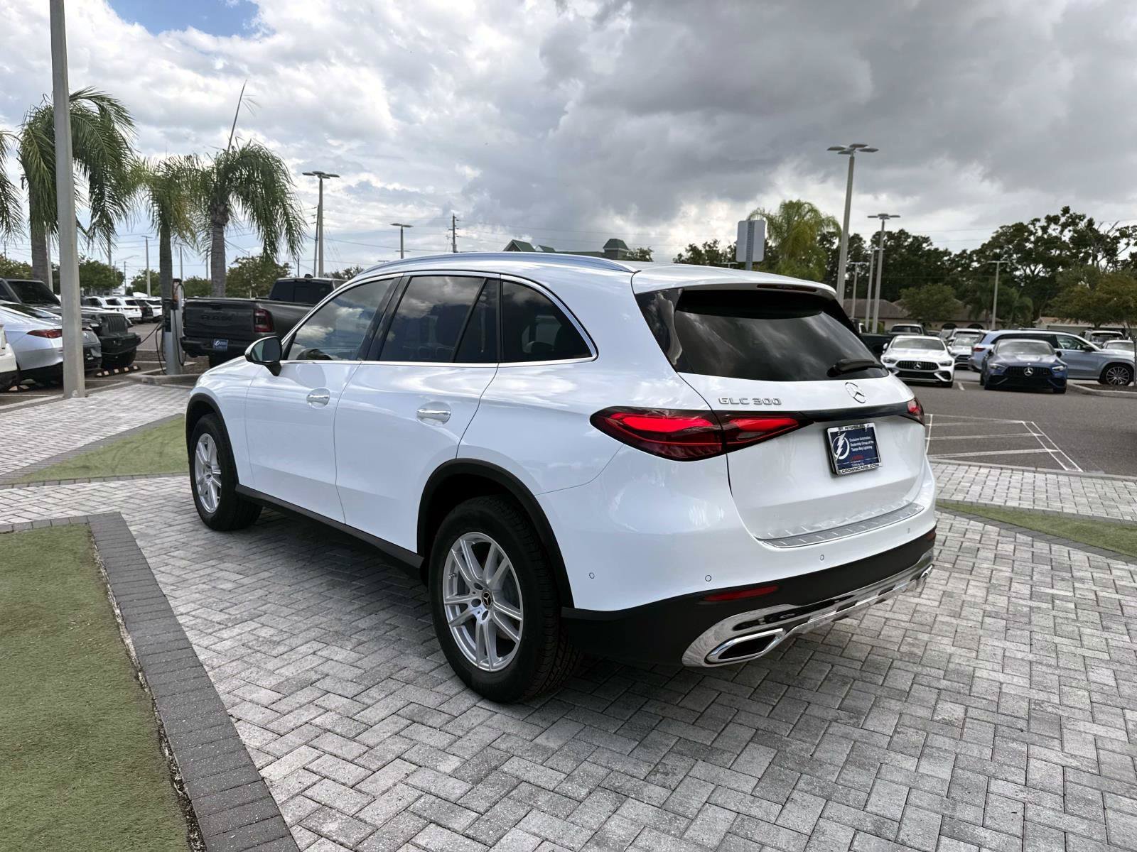 New 2026 Polar White Mercedes-Benz 300 SUV image 4