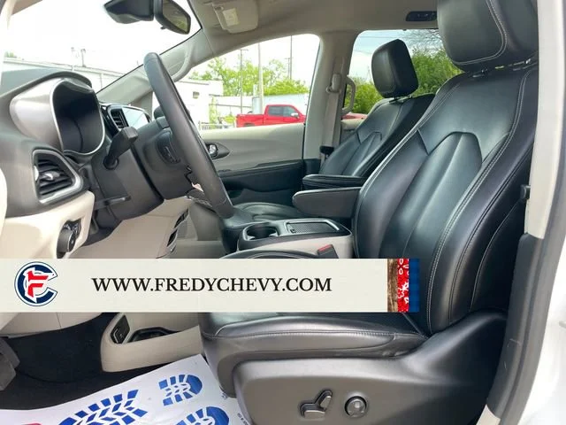 Used 2023 White Chrysler Touring L image 9