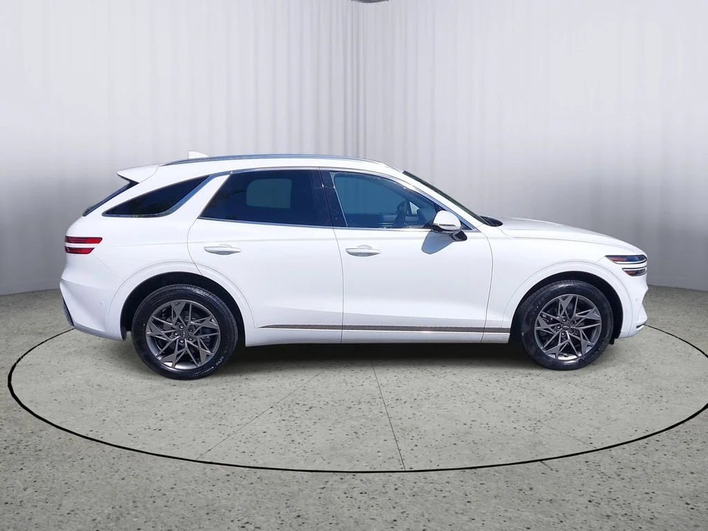 Used 2022 White Genesis 2.5T image 2