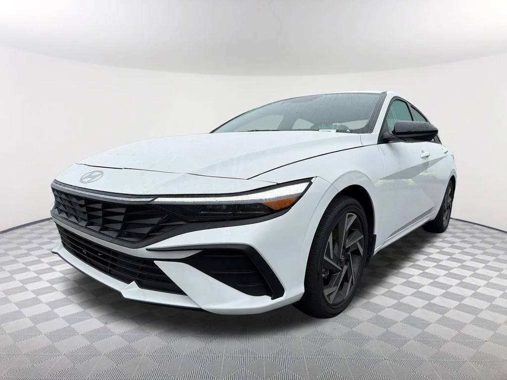 Used 2025 White Hyundai SEL Sport image 1