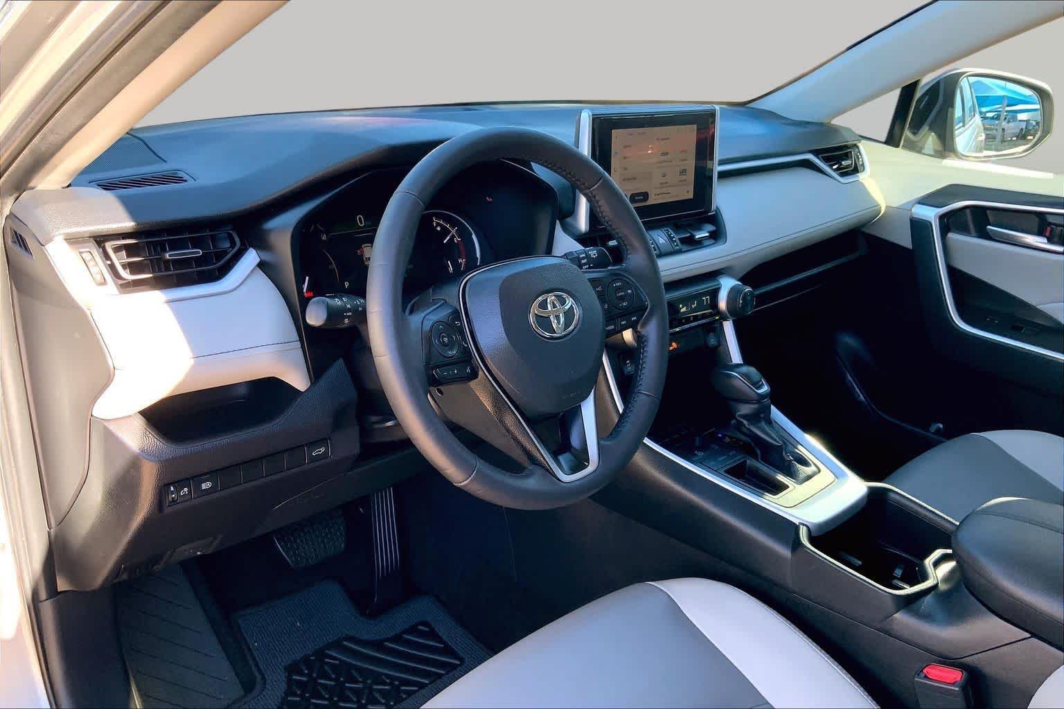 Used 2024 Silver Sky Metallic Toyota XLE Premium image 18