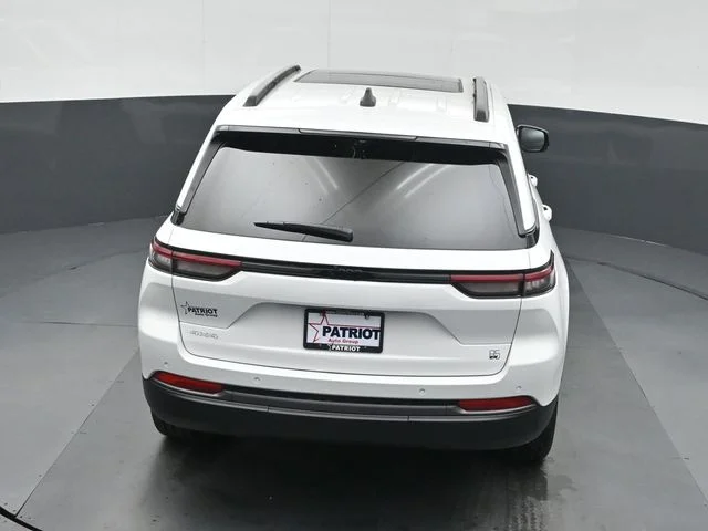 New 2026 Bright White Clear-Coat Exterior Paint Jeep  image 33