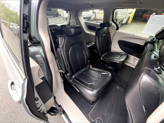 Used 2023 Silver Chrysler Touring L image 22
