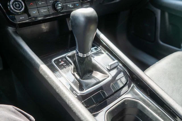 Used 2023 White Jeep Latitude image 32