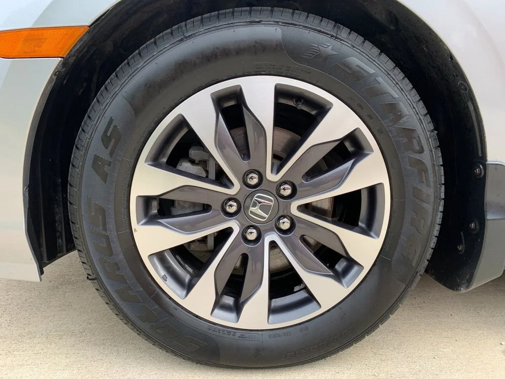Used 2022 Silver Honda EX-L image 33