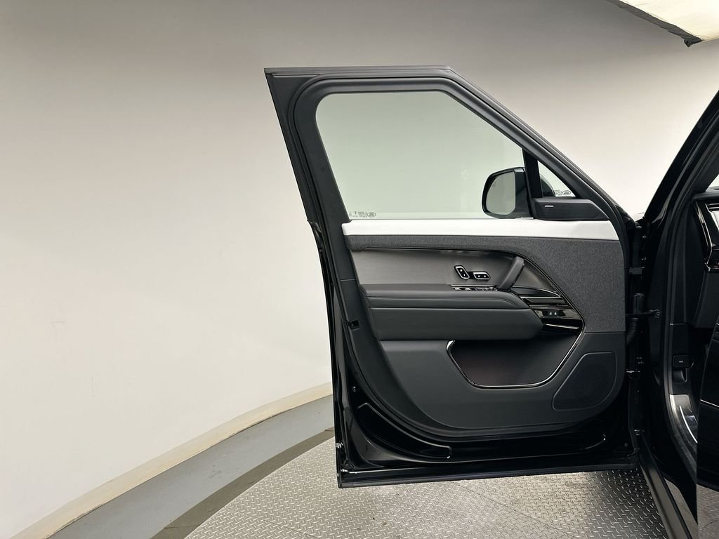 New 2026 Santorini Black Metallic Land Rover Dynamic SE image 9