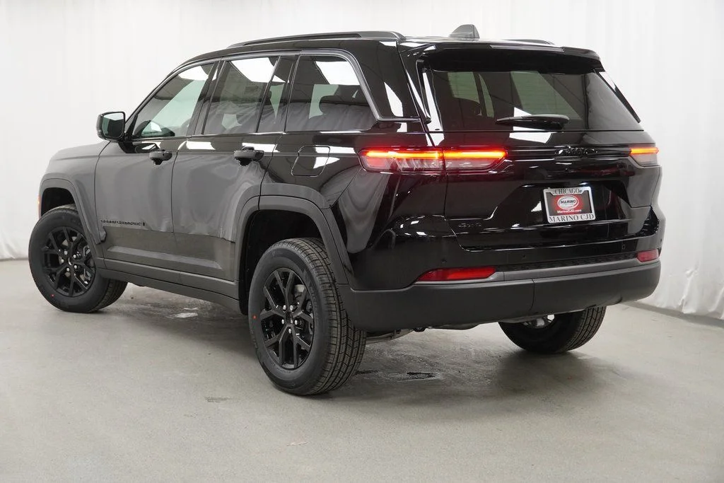 New 2026 Diamond Black Crystal Pearl-Coat Exterior Paint Jeep Altitude image 13