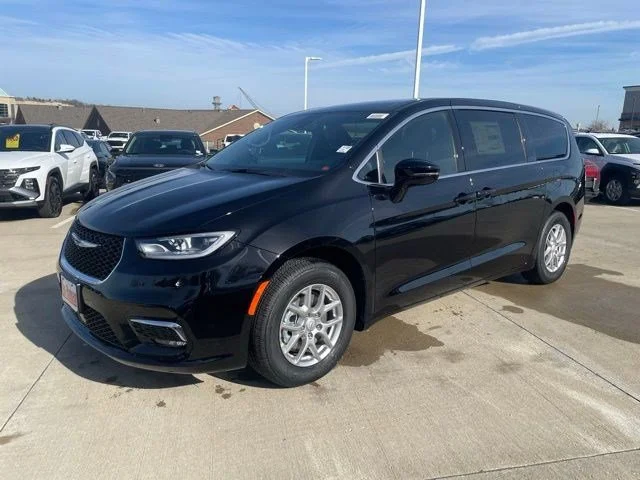 2026 Chrysler Pacifica Select's photo