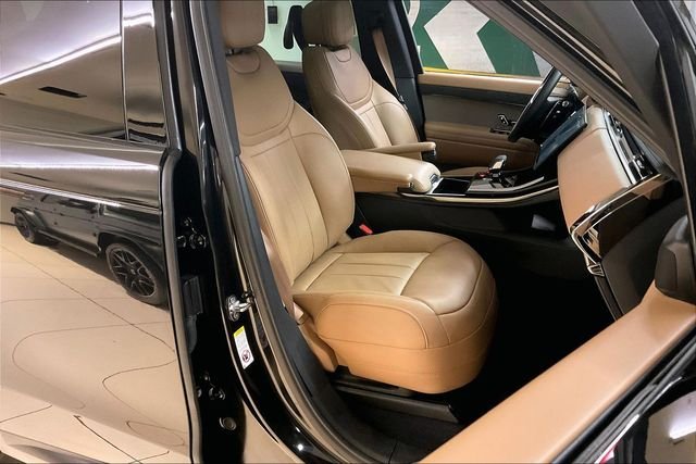 Used 2024 Black Land Rover SE image 6