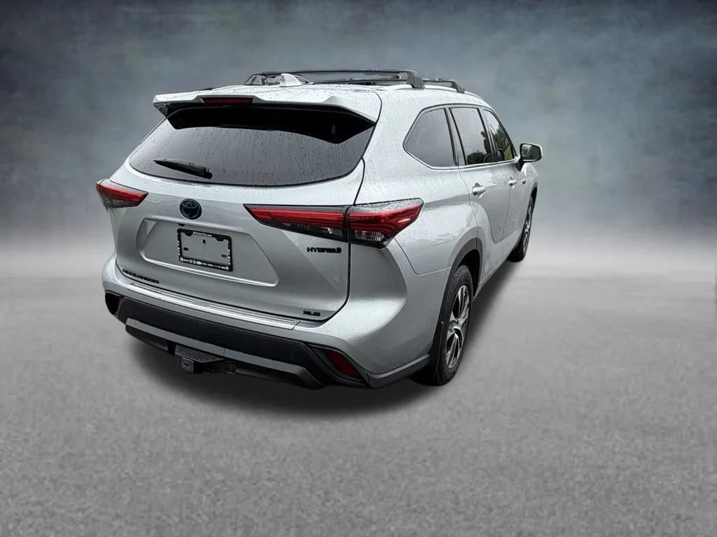 Used 2021 Silver Toyota XLE image 5