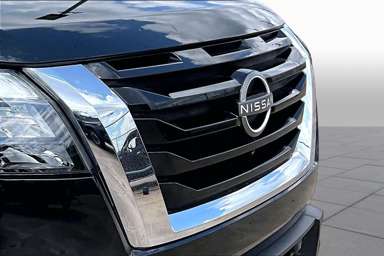 Used 2025 Super Black Nissan Platinum image 29