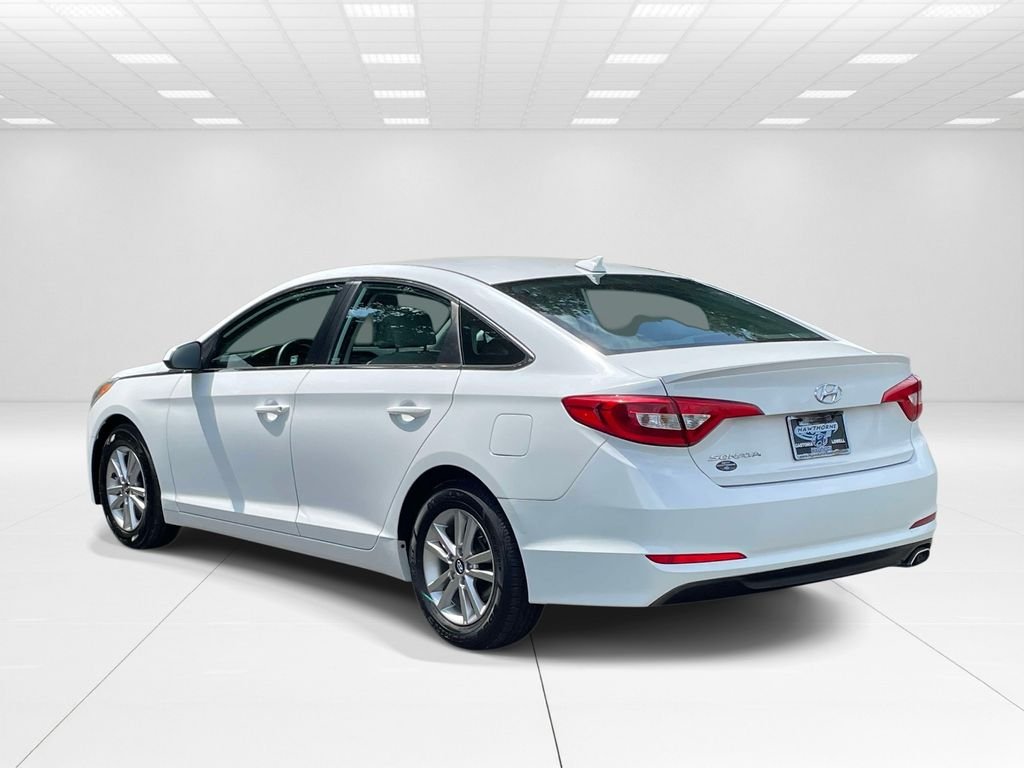 Used 2017 White Hyundai Base image 4