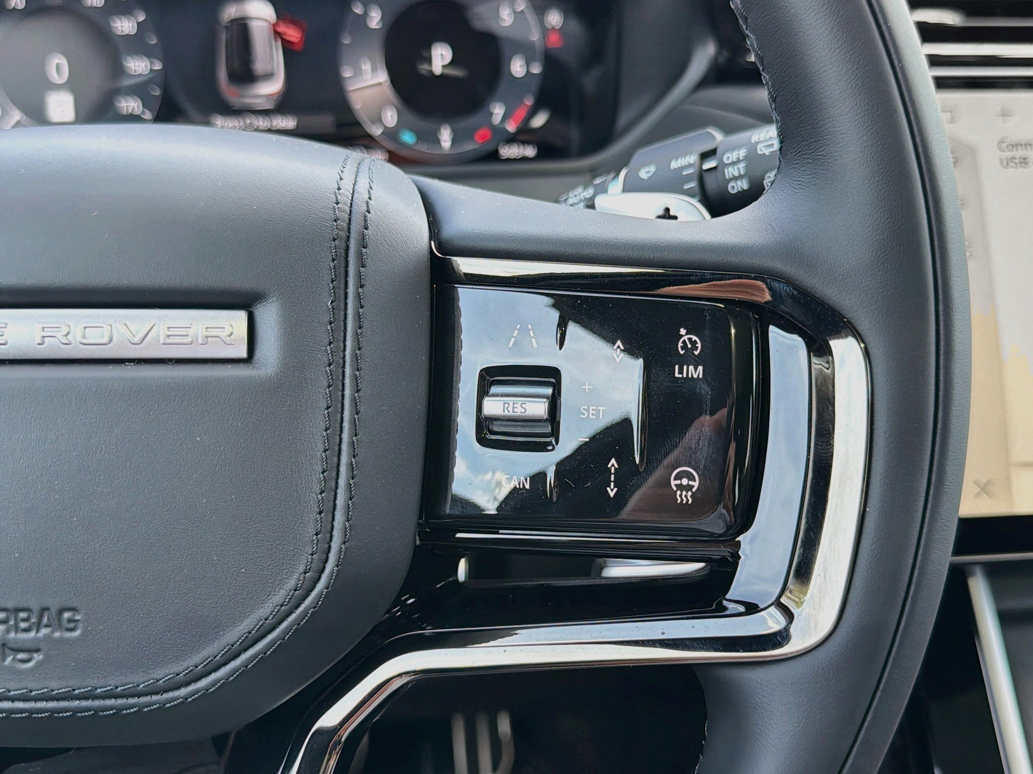 New 2026 Fuji White LAND ROVER  image 39