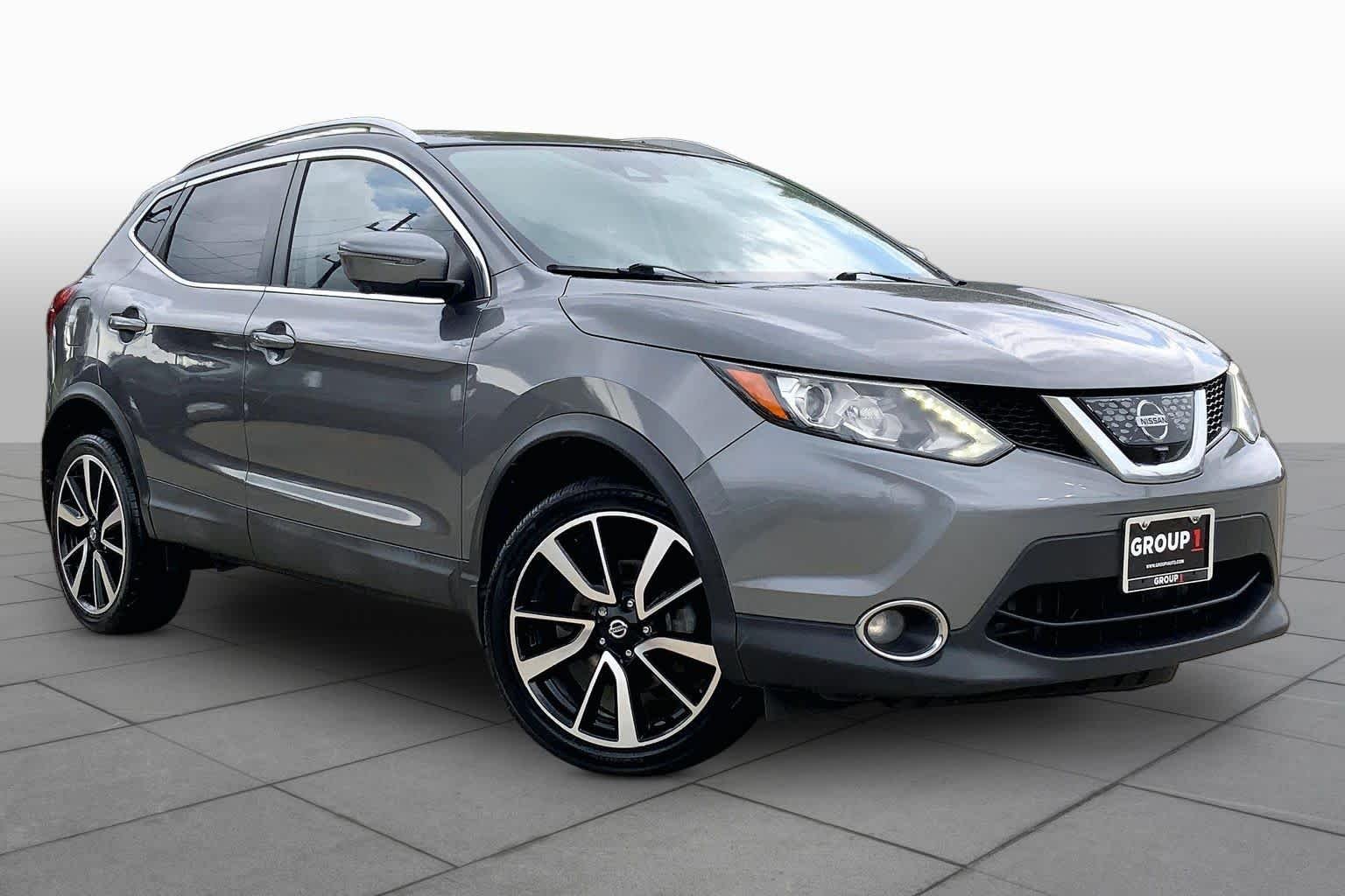 Used 2018 Gun Metallic Nissan SL image 3