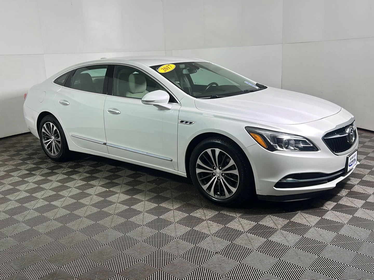 Used 2017 White Frost Tricoat Buick Essence image 5