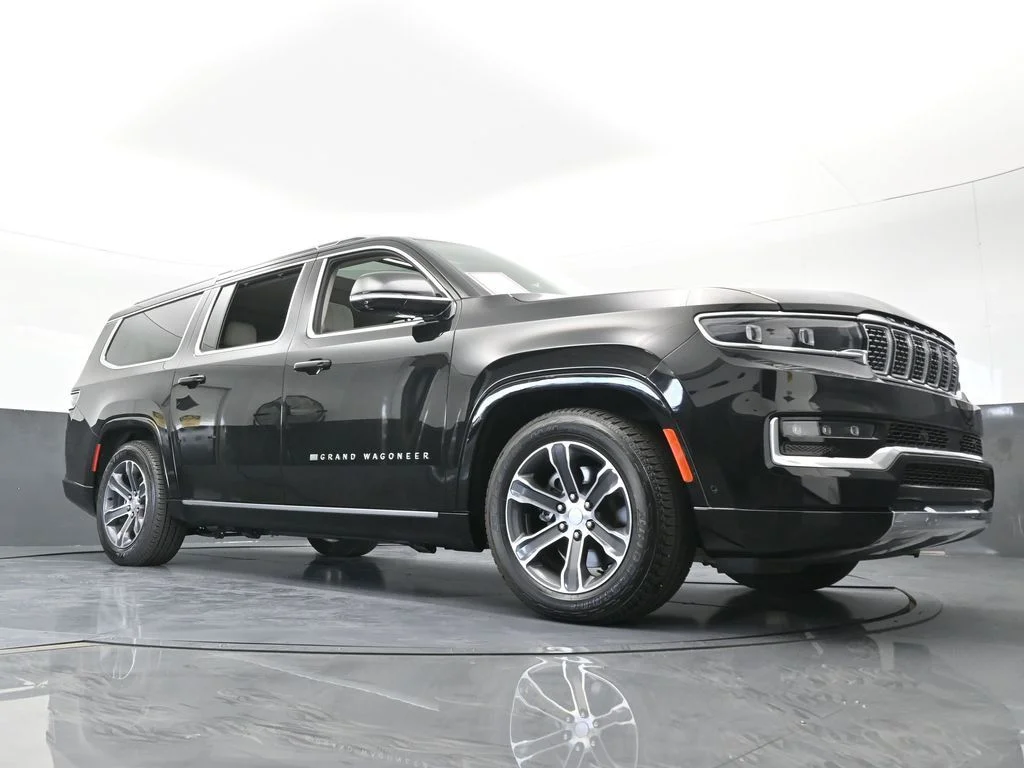 Used 2024 Diamond Black Crystal Pearlcoat Jeep Base image 76
