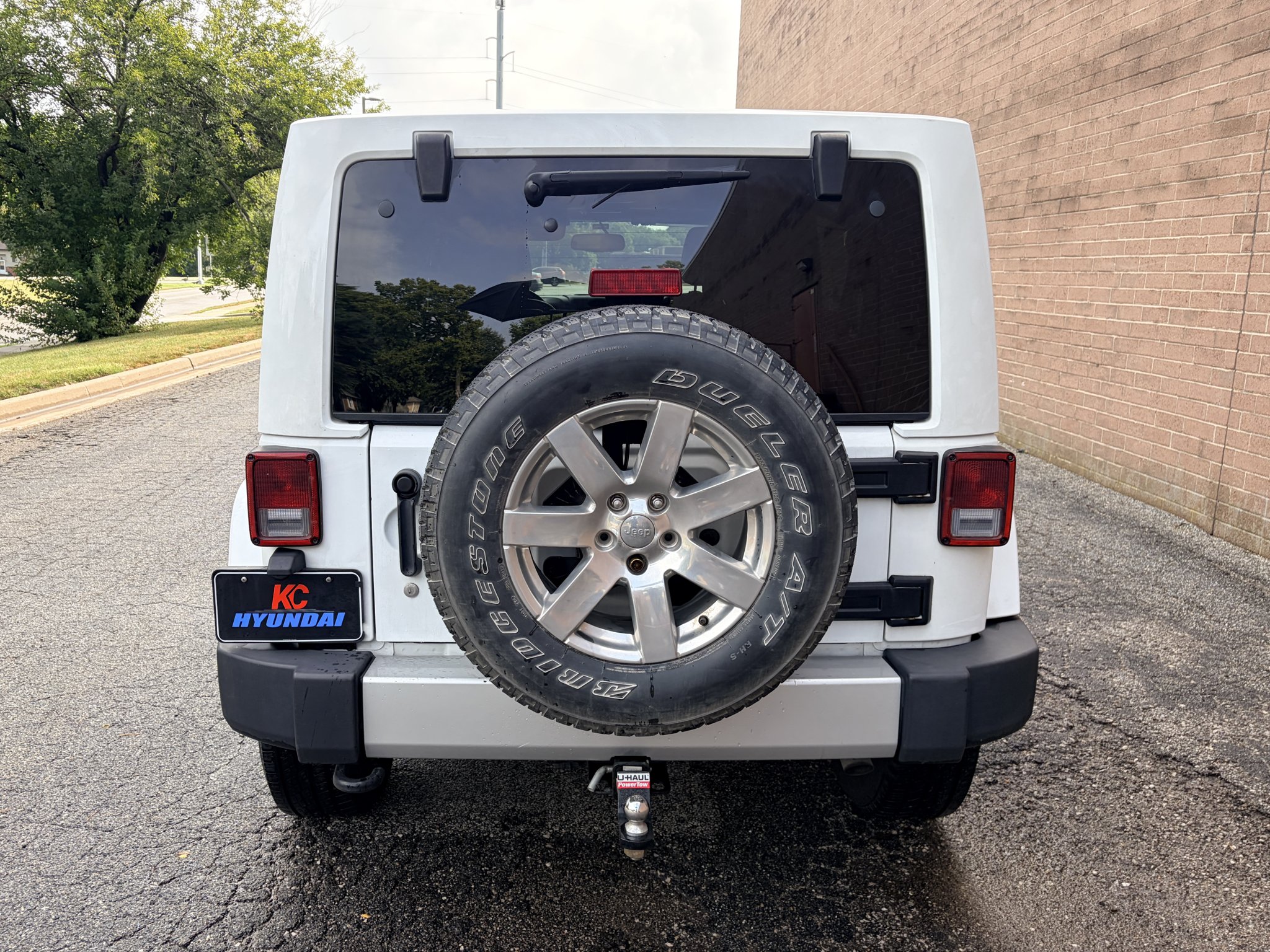 Used 2013 Bright White Clearcoat Jeep Sahara image 4