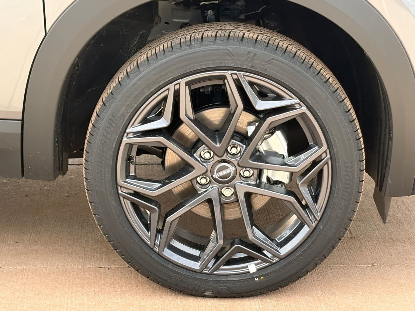 New 2026 Gun Metallic / Scarlet Ember Tintcoat Two-tone Nissan SR image 11
