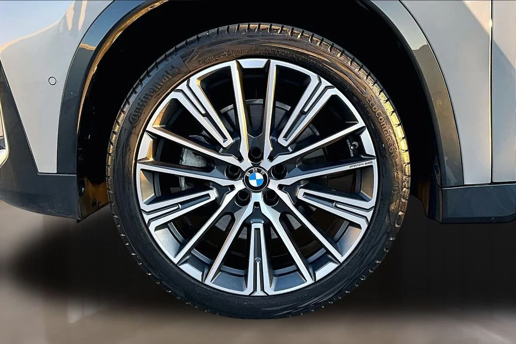 Used 2025 Silver BMW xDrive28i image 32