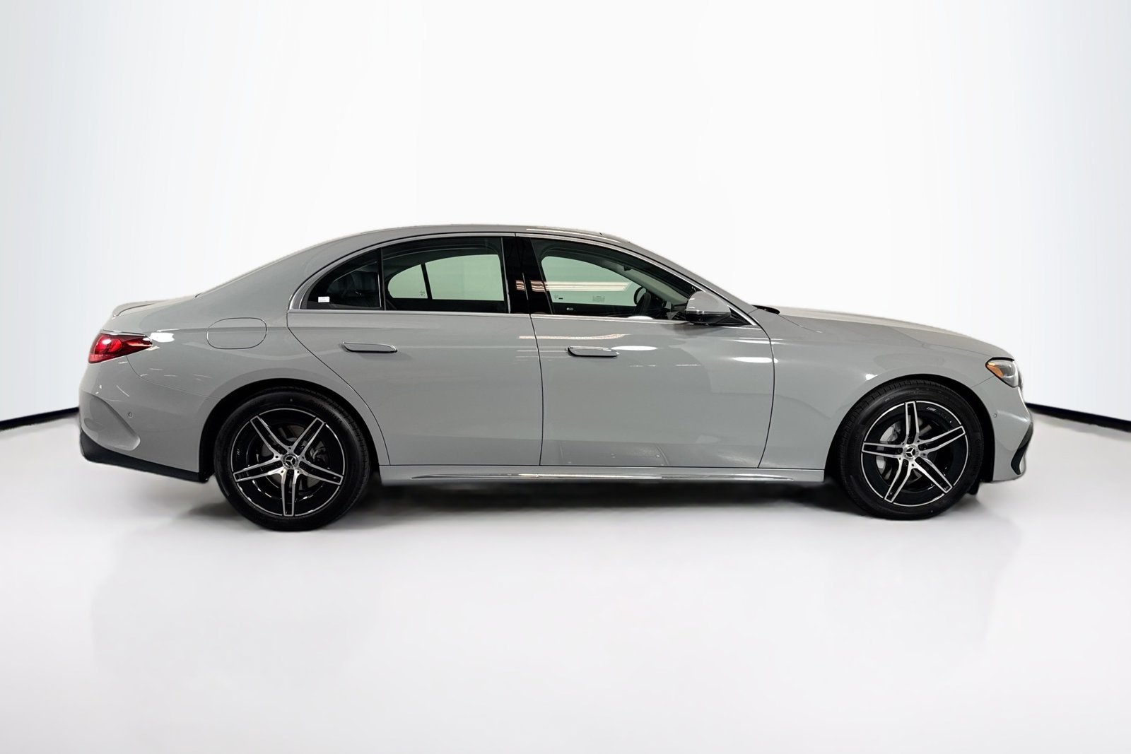 New 2026 MANUFAKTUR Alpine Grey Mercedes-Benz E 350 image 4
