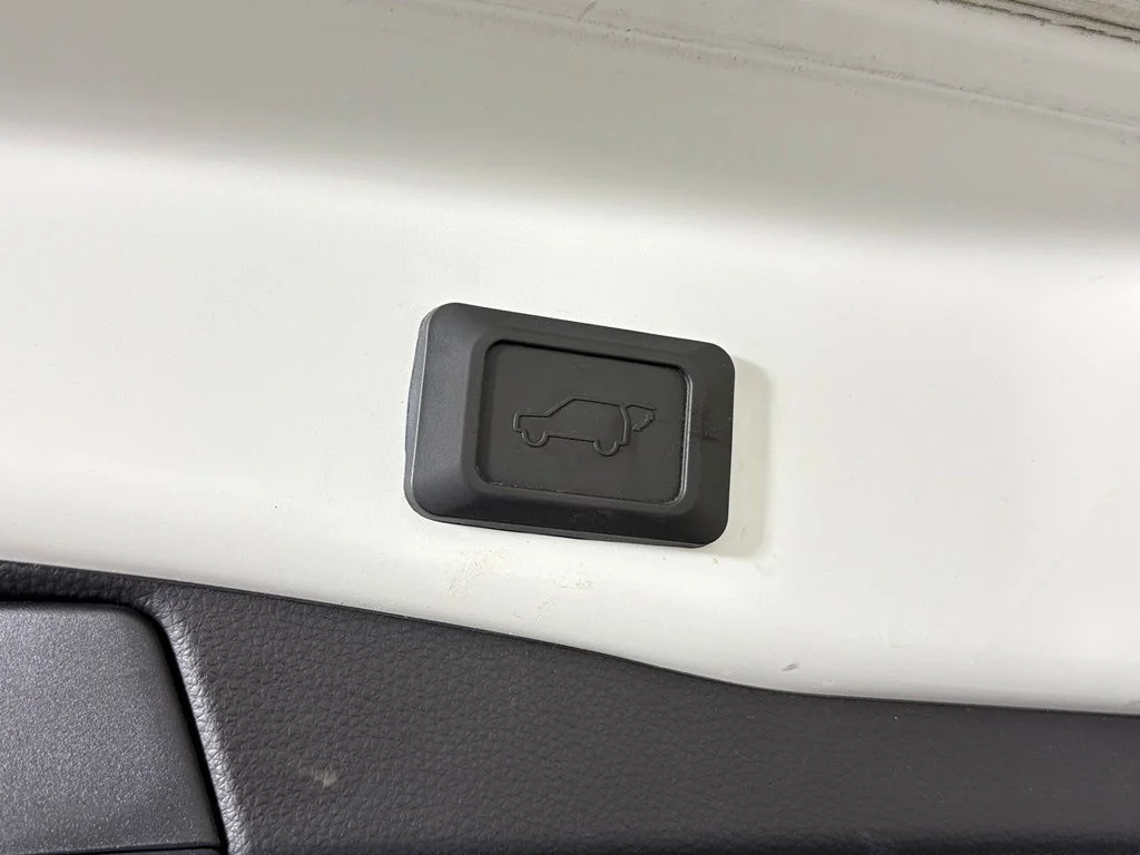 Used 2021 White Toyota XLE Premium image 39