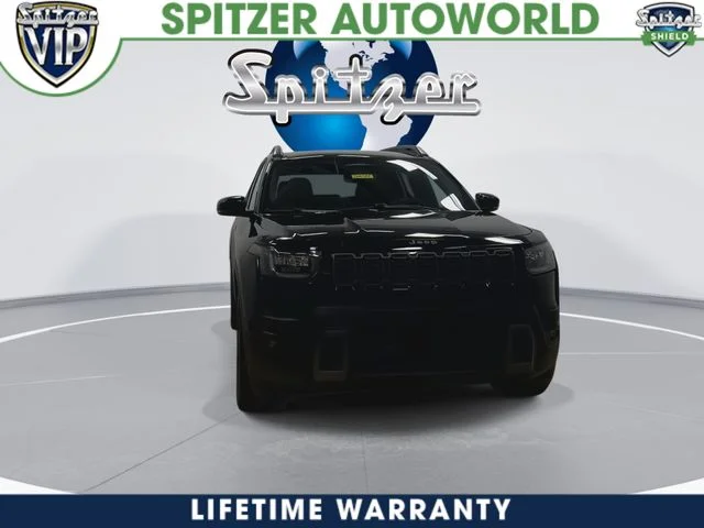 New 2026 Diamond Black Crystal Pearlcoat Jeep Laredo image 4