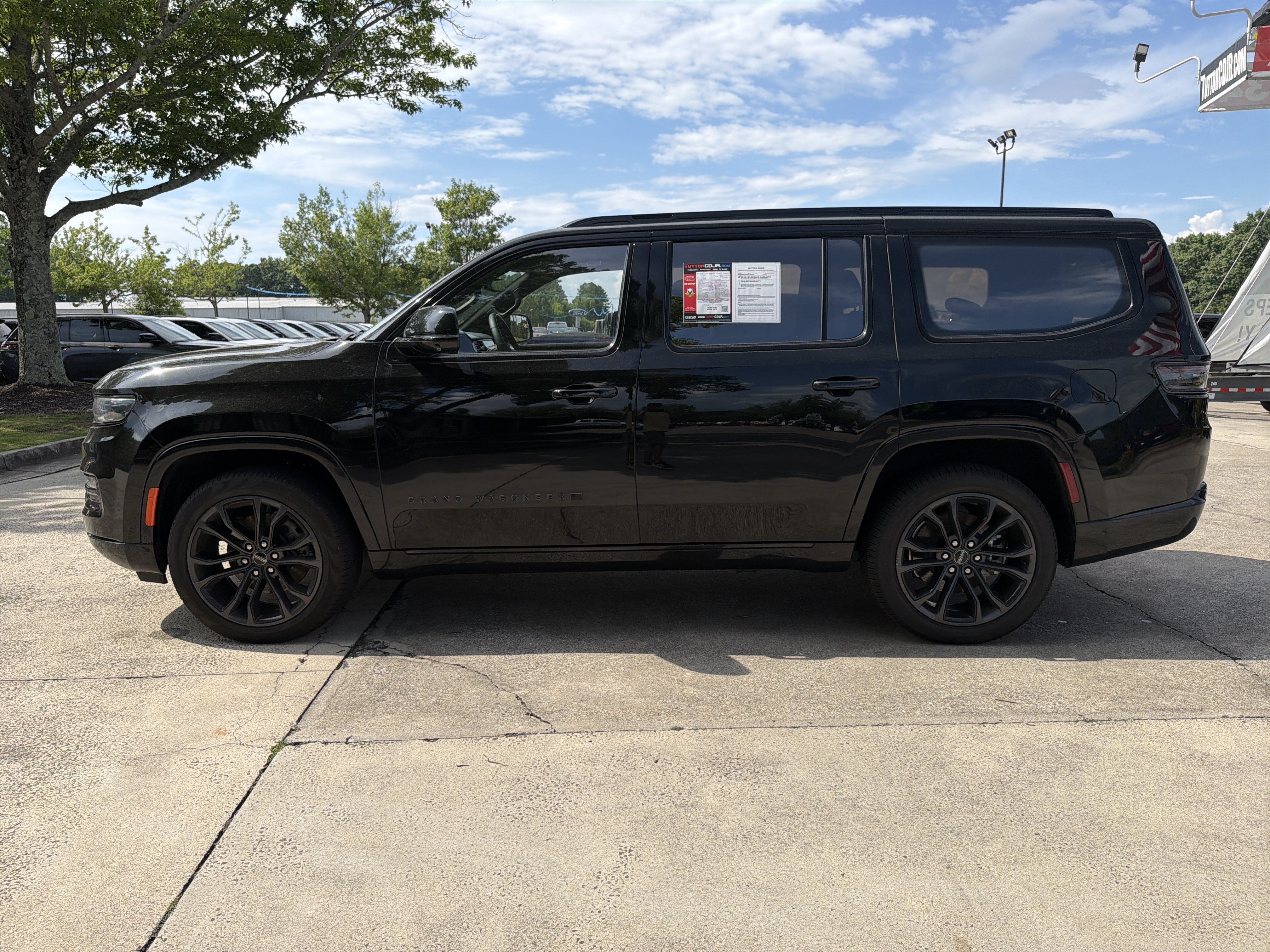 Used 2024 Diamond Black Crystal Pearlcoat Jeep Series III Obsidian image 4