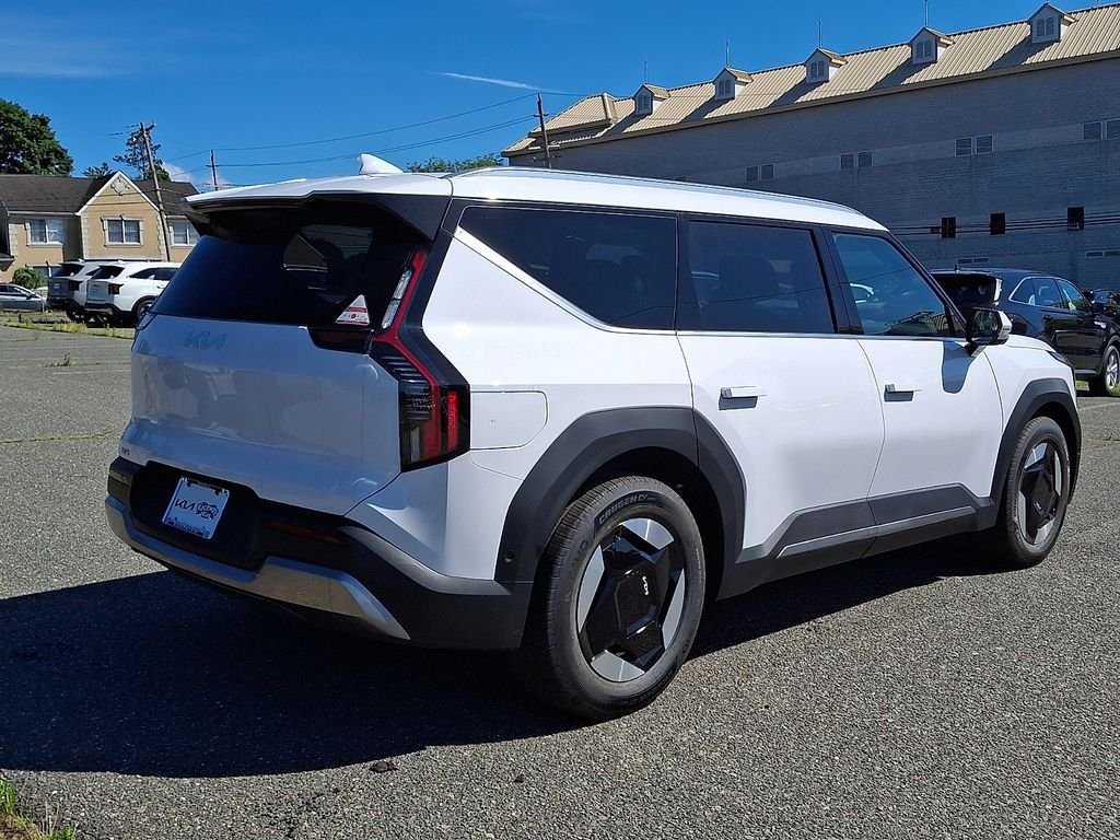 New 2026 Glacial White Pearl Kia Wind AWD image 4