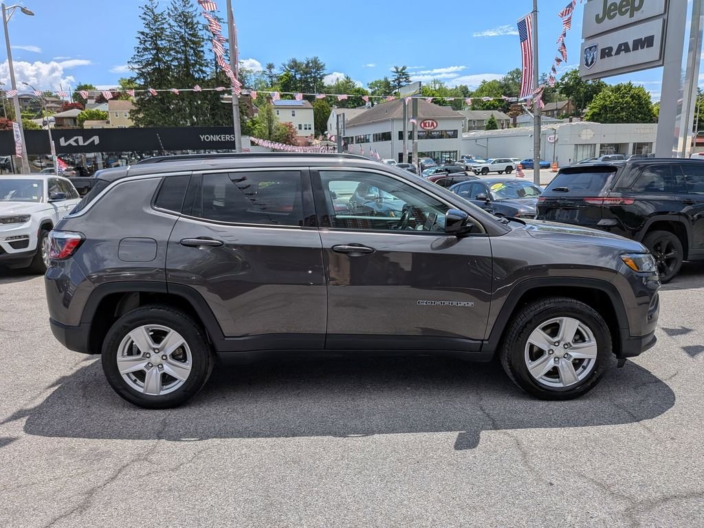 Certified Used 2022 Gray Jeep Latitude image 5