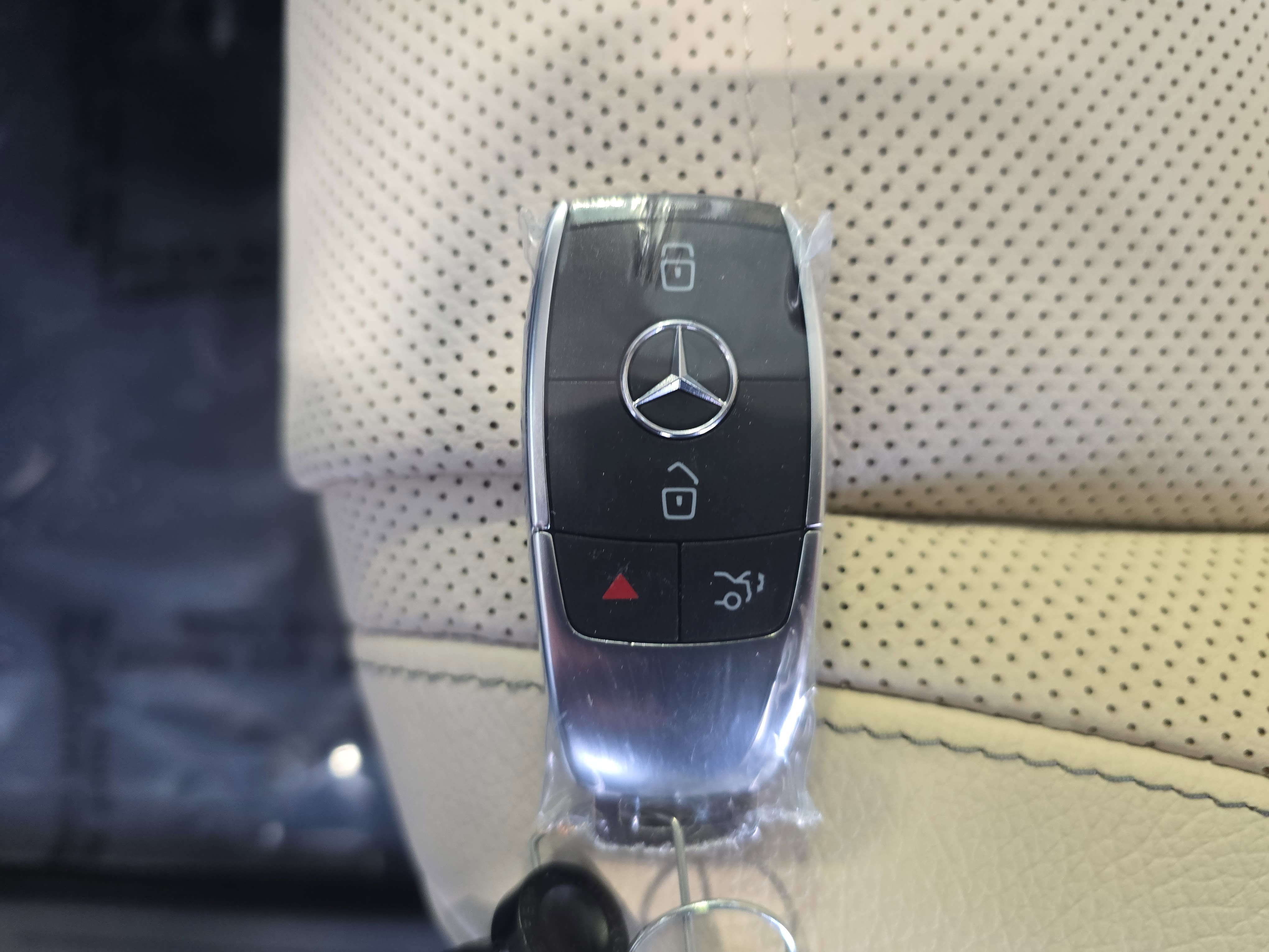 New 2026 MANUFAKTUR Moonlight White Metallic Mercedes-Benz GLE350 image 38